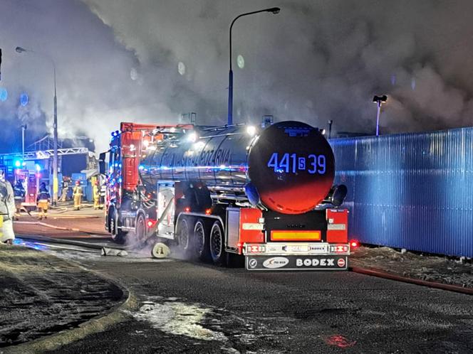 Pożar hali magazynowej w Sosnowcu przy ul. Wopistów. Płonie makulatura