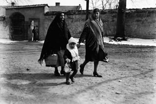 Kobiety z dzieckiem ze święconkami w drodze do kościoła (1932)