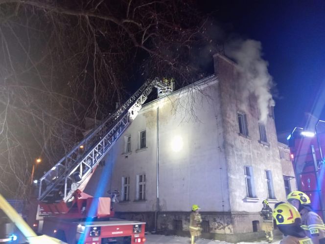 Pożar w budynku wielorodzinnym w Kłodzie koło Leszna. Starsza kobieta w szpitalu