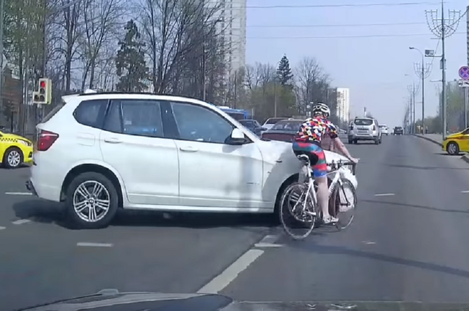 Cyklista wjechał pod koła jadącego SUV-a
