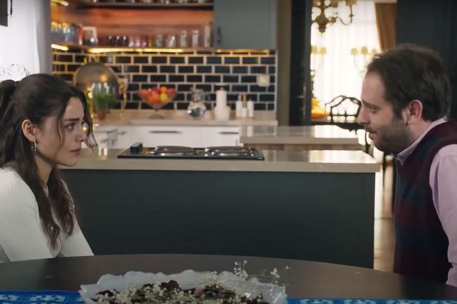 Seher ze łzami w oczach będzie słuchała jego słów 