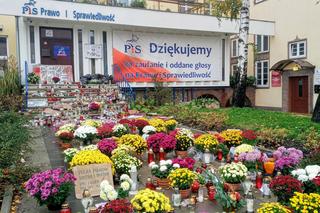 Chryzantemy i znicze pod siedzibą PiS w Szczecinie
