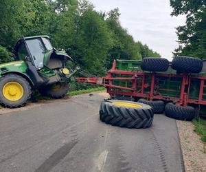 Z ciągnika podczas jazdy odpadło koło. Kierowca miał dużo szczęścia