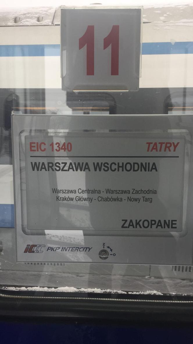 Pociąg relacji Warszawa-Zakopane utonął w polu. Błyskawiczna akcja. Pomogli strażacy