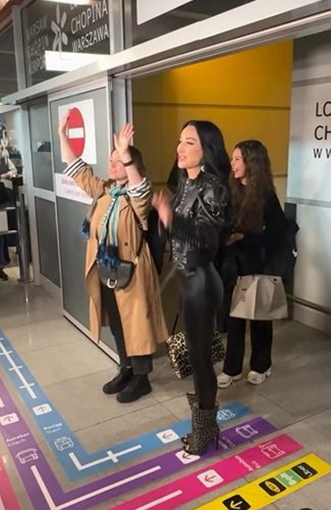 Tak fani powitali Justynę Steczkowską na lotnisku. Były łzy i tulenie. "Byłaś najlepsza"!