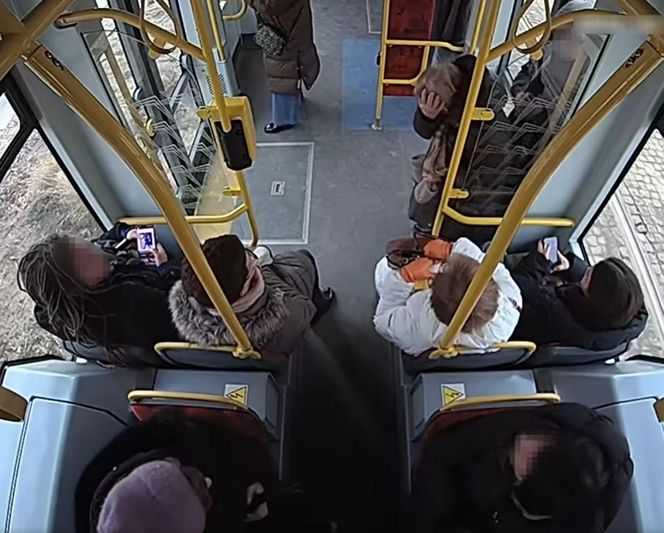 Szokujące sceny z tramwaju w Warszawie. Opublikowano właśnie nagranie. „Trzymaj się mocno”