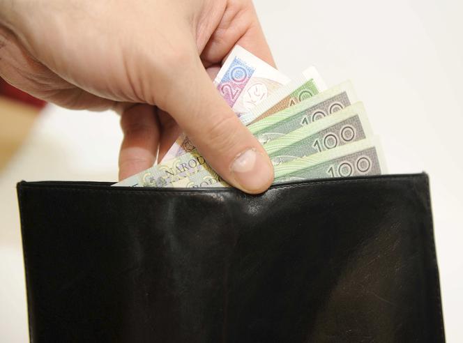 Przez drożyznę Polakom zostaje coraz mniej pieniędzy w portfelu