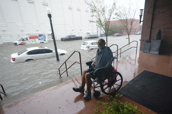 W centrum Pensacola, FL sztorm zalał ulice. Ludzi trzeba było ewakuować z domów