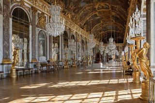 Galeria Lustrzana w Wersalu – najsłynniejsze wnętrze w stylu Ludwika XIV. Oprócz charakterystycznej, niezwykle bogatej dekoracji ścian i sklepienia uwagę przykuwa figuralna forma kandelabrów.