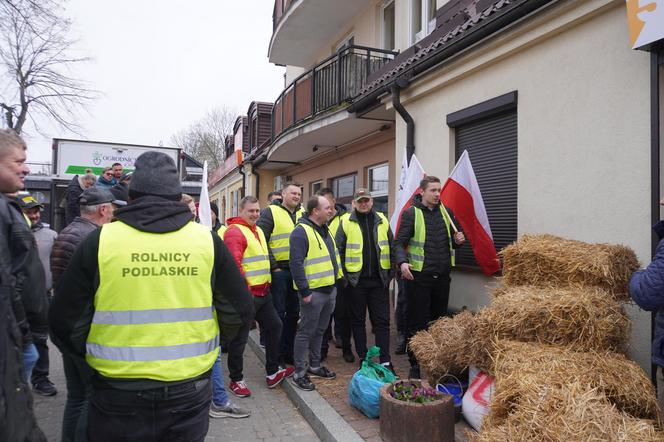 Protest rolników w Białymstoku. Siano i obornik przed biurem marszałka Hołowni