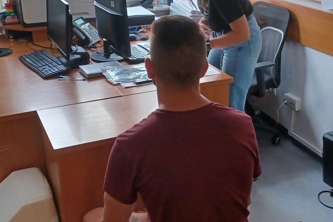 Włamanie siekierą na Bielanach! 34-latek rozbił witrynę sklepu i ukradł pieniądze. Grozi mu 15 lat!