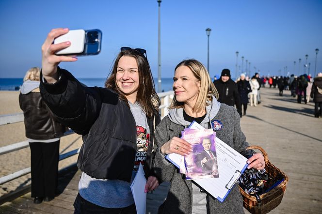 Marta Nawrocka żona kandydata na prezydenta RP Karola Nawrockiego zbiera podpisy na listach poparcia na Gdańskim molo w Brzezinie