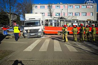 Wypadek z udziałem tramwaju i ciężarówki