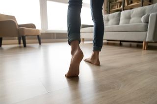 Niewinny nawyk, który szkodzi stopom. Lekarze ostrzegają przed chodzeniem boso po domu