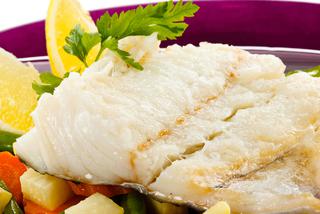 Miruna lub morszczuk z warzywami: przepis na lekkie danie rybne