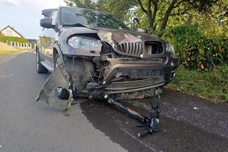 Chciał ominąć pieszego, wjechał prosto pod BMW. Dramatyczne nagranie wypadku na hulajnodze