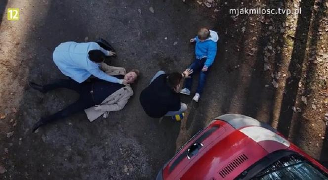 M jak miłość odc. 1711. Szymek (Staś Szczypiński), Radek (Philippe Tłokiński), Iza (Adriana Kalska)