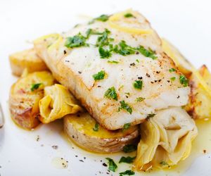 Dorsz w sosie borowikowym: ocean i las razem na talerzu