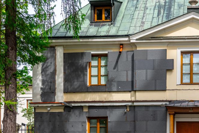 Nielegalna termomodernizacja zabytku w Wilanowie