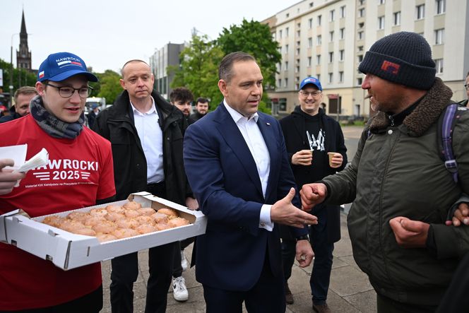 Karol Nawrocki w Gdańsku rozdawał pączki