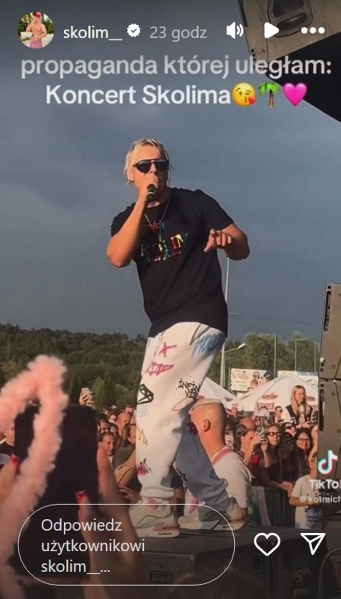 Kilka dni po wypadku Skolim już szaleje po scenie bez temblaka. "Ciało boga, głos anioła"