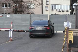 Przynieśli Kaczyńskiemu tajemniczą reklamówkę. Tak doglądają prezesa PiS [ZDJĘCIA PAPARAZZI]