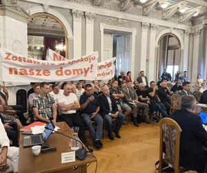 Protest mieszkańców sprzeciwiających się budowie wschodniej obwodnicy Tarnowa na granicy z Wolą Rzędzińską