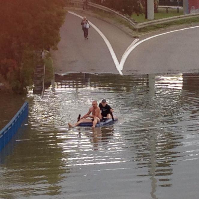 Dwóch żartownisiów z Gdańska pływało po zalanej ulicy na materacu