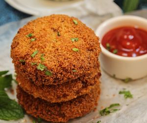 Kotlety z chleba: przepis na wykorzystanie czerstwego pieczywa