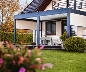 Pergola pozwoli przedłużyć sezon na tarasie. Z czego ją zbudować?