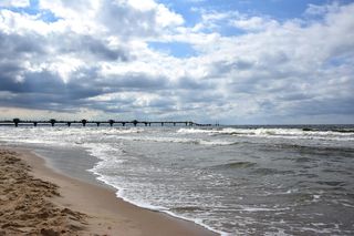 Morze parawanów na jednej z plaż. To ona jest najbardziej zatłoczona według AI