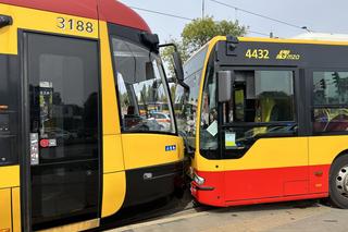 Czołowe zderzenie autobusu miejskiego z tramwajem. Kierowca zasłabł za kierownicą