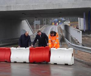 Wielkie otwarcie tunelu pod torami w Niewodnicy Kościelnej. Tak przebiegają prace w ramach Rail Baltica [ZDJĘCIA]