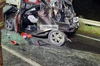 Wypadek na DK 91 pod Świeciem! Osobówka zmiażdżona między dwiema ciężarówkami