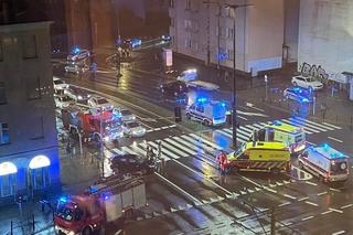 Warszawa. Prywatna karetka na sygnale huknęła w osobówkę. Jedna osoba trafiła do szpitala