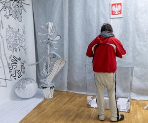 Czarno-biała kolorowanka w lokalu wyborczym w Czerwonaku