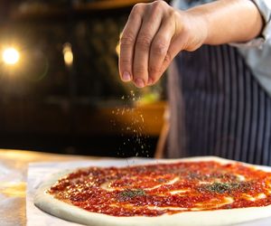 Łagodzi wzdęcia, działa na zgagę i dba o skórę. Znajdziesz ją niemal w każdej kuchni