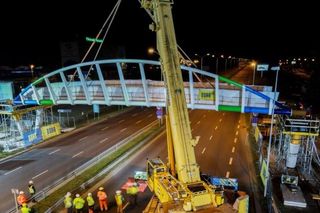 Montaż kładki dla pieszych nad ulicą Struga w Szczecinie