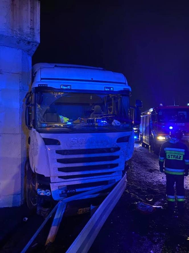 Katowice: TIR uderzył w barierki na autostradzie A4. Tworzą się potężne korki na jezdni w kierunku Wrocławia