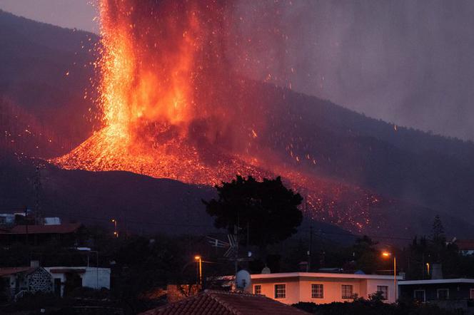 Wielka ewakuacja na hiszpańskiej wyspie La Palma. Wulkaniczna lawa wdarła się do zakładów przemysłowych