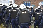 Policja na meczu w Jarosławiu. Kibice wbiegli na murawę 