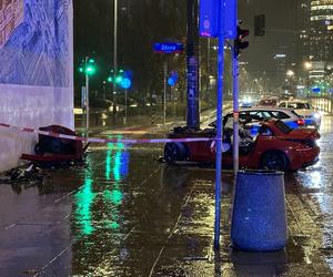 Kierujący sportowym BMW uderzył w słup tramwajowy w Warszawie. Dwie osoby ranne