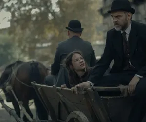 Polowanie na ćmy, odcinek 1 streszczenie: Towarzyszka Aleksandra po wyjściu z więzienia zostaje prostytutką w domu publicznym Szlimakowskiej - ZWIASTUN