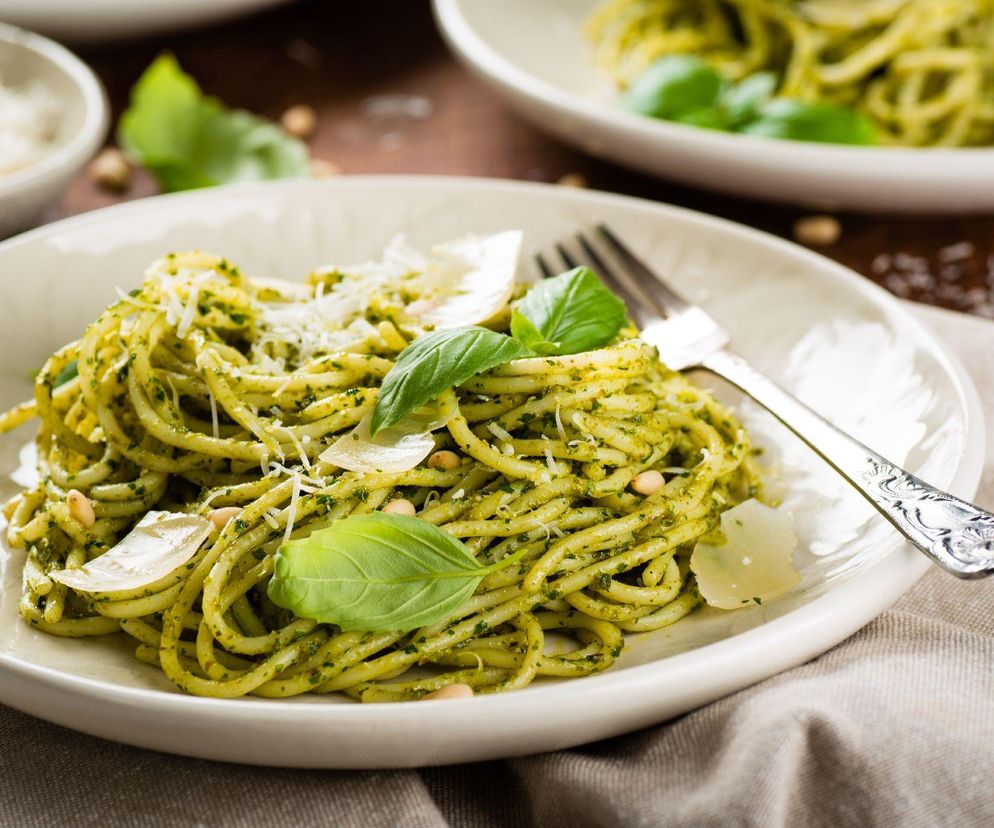 spaghetti z pesto i orzechami