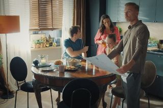 M jak miłość, odcinek 1832. Dima (Michaił Pszeniczny), Andrzej (Krystian Wieczorek), Magda (Anna Mucha), Nadia (Mira Fareniuk)