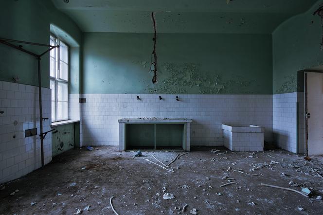 Opuszczony szpital wojskowy na Podkarpaciu. Sceneria jak z horroru