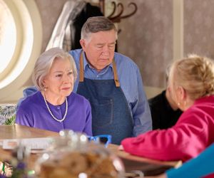 Na Wspólnej, odc. 3999. Maria (Bożena Dykiel), Włodek (Mieczysław Hryniewicz), Roża (Halina Rasiakówna) 