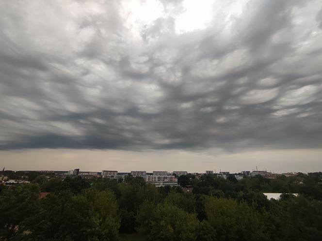 Nawałnice przechodzą przez Polskę. Ciemne chmury nad Białymstokiem