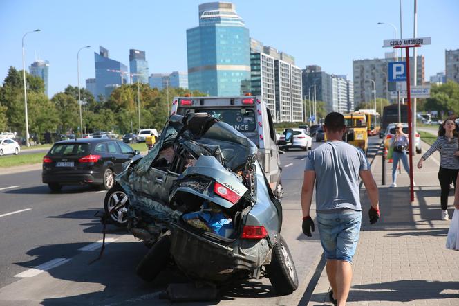 Wypadek w Alejach Jerozolimskich. Samochód uderzył w autobus. Kierowca osobówki nie żyje