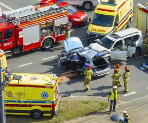 Wypadek radiowozu w Warszawie. Cztery osoby ranne, w tym policjanci